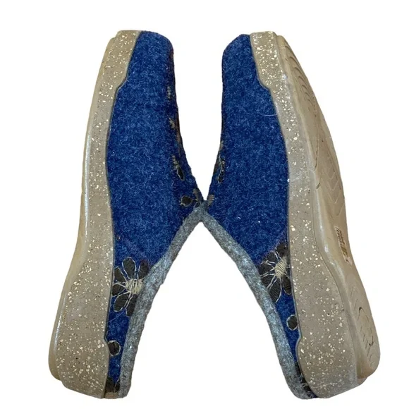 Taos Woolderness Blue and Tan Floral Embroidery Clog Mules - Picture 7 of 7